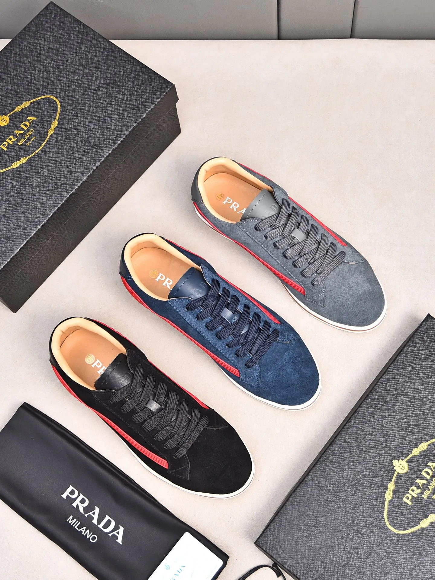 Men's shoes 💰440 Prada/Prada's new men's thin-soled casual shoes, fashionable and elegant style. Made of first-layer frosted cowhide. The lining is soft, comfortable and breathable. The shoe body is marked with letter LOGO. The details are carefully crafted. Lightweight foam sole, fashionable and versatile! Size: 38-44 (45 customized)